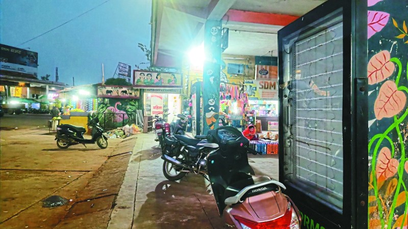 बालोद जिला मुख्यालय का बस स्टैंड इन दिनों अव्यवस्थित है। नगर पालिका में कई अध्यक्ष व अधिकारी बदले लेकिन नगर पालिका बस स्टैंड को व्यवस्थित ही नहीं कर सकी। यहां कब्जा ही जमाया जा रहा है।