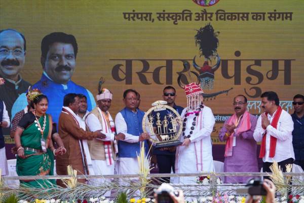 Amit Shah Visit in CG: केंद्रीय गृह मंत्री अमित शाह ने पहना गौर सींग मुकुट, देखें Photo..
