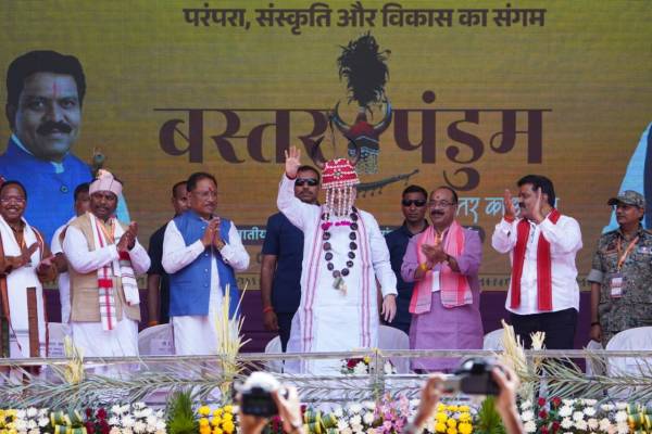 Amit Shah Visit in CG: केंद्रीय गृह मंत्री अमित शाह ने पहना गौर सींग मुकुट, देखें Photo..