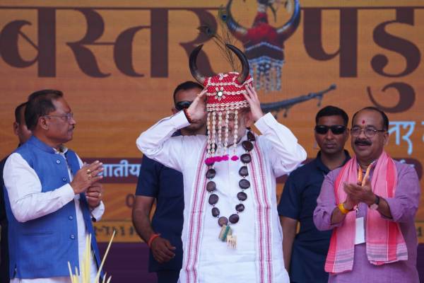 Amit Shah Visit in CG: केंद्रीय गृह मंत्री अमित शाह ने पहना गौर सींग मुकुट, देखें Photo..