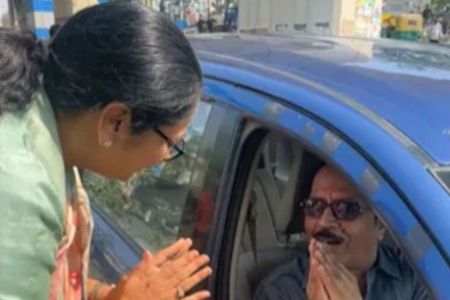 CM Rekha Gupta: पहले समझाया फिर हाथ जोड़े...बीच सड़क गाय को रोटी खाता देख CM Rekha Gupta का एक्‍शन