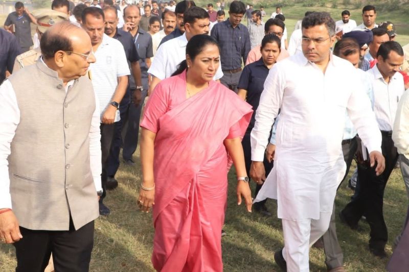 Pravesh Verma: जाम की शिकायतों पर पीडब्‍ल्यूडी मंत्री प्रवेश वर्मा ने लिया एक्‍शन, अधिकारियों से बोले- विकल्प बताओ