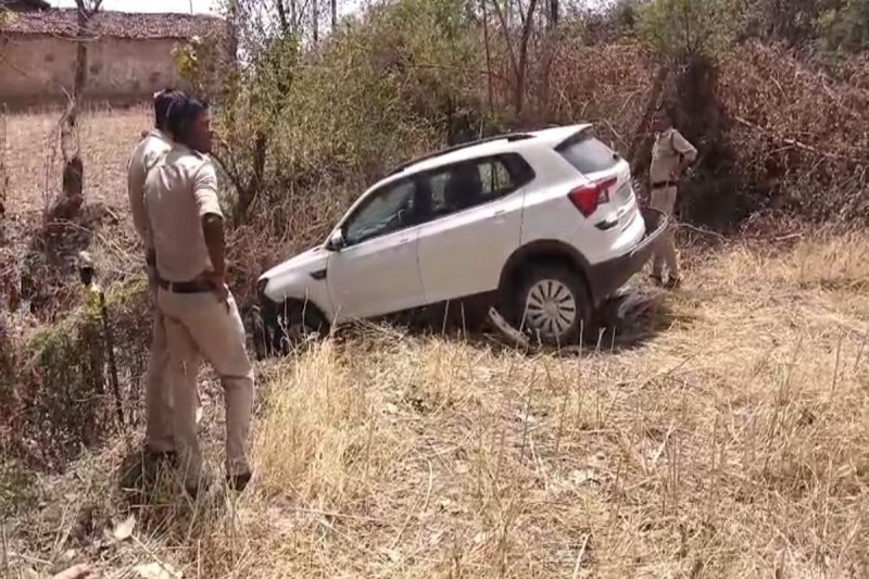 SDM car accident: Video: एनएच पर एसडीएम की कार दुर्घटनाग्रस्त, मीटिंग में जाते समय सडक़ छोड़ खेत में उतरी
