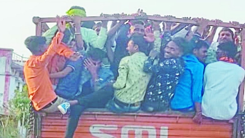 बालोद जिले की सड़कों पर सड़क दुर्घटना रुकने का नाम नहीं ले रही। गुरुवार को खप्परवाड़ा के पास शासकीय वाहन व पिकअप में जोरदार टक्कर हो गई। इस घटना में कुल 7 लोग घायल हो गए। मार्च माह की बात करें तो मार्च में 50 दुर्घटनाओ में 29 लोगों की मौत हुई व 69 लोग घायल हुए।