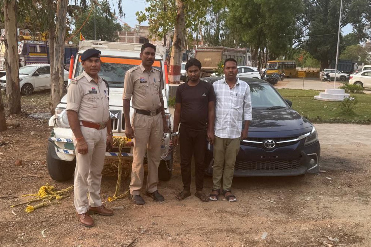 Cattle smuggling: मवेशियों से भरे पिकअप को पायलेटिंग कर ले जा रहा था कार सवार,
दोनों को पुलिस ने पकड़ा