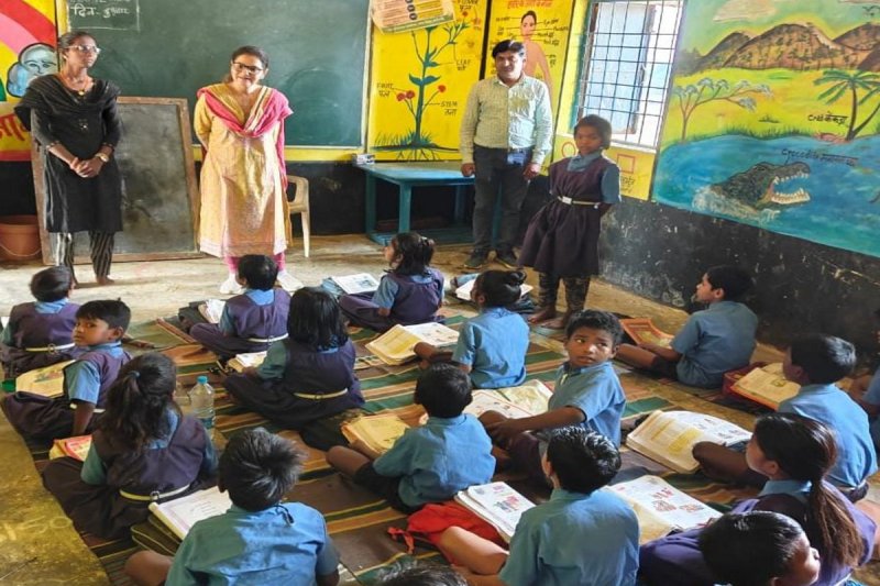 Collector in school: कलेक्टर बोलीं- वाह! वेलडन बेटा, चौथी क्लास की माधुरी का अंग्रेजी में जवाब सुनकर चौंक गईं