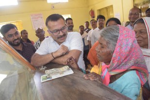 Collector in bank: बैंक से रुपए निकालने के बाद बुजुर्ग महिला वहां खड़े कलेक्टर से बोली- ले ना गिन दे
