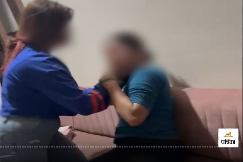 बॉयफ्रेंड के चक्कर में 6 लड़कियों ने की युवती की पिटाई, 5 गोल्ड रिंग-चेन भी किया गायब Video हुआ Viral..