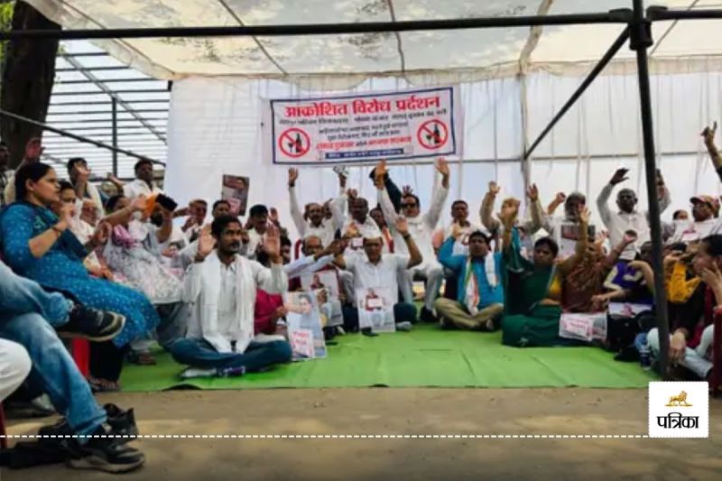 शराब दुकान खोलने के खिलाफ रहवासियों ने किया विरोध प्रदर्शन, बड़ी संख्या में कांग्रेसी भी शामिल