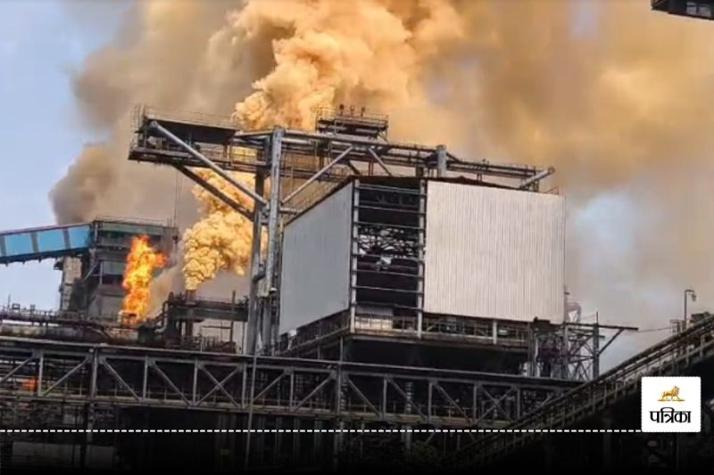 CG News: स्टील प्लांट के कोक ओवन में लगी भीषण आग, लाखों की बैटरियां जलकर खाक, मचा हड़कंप...