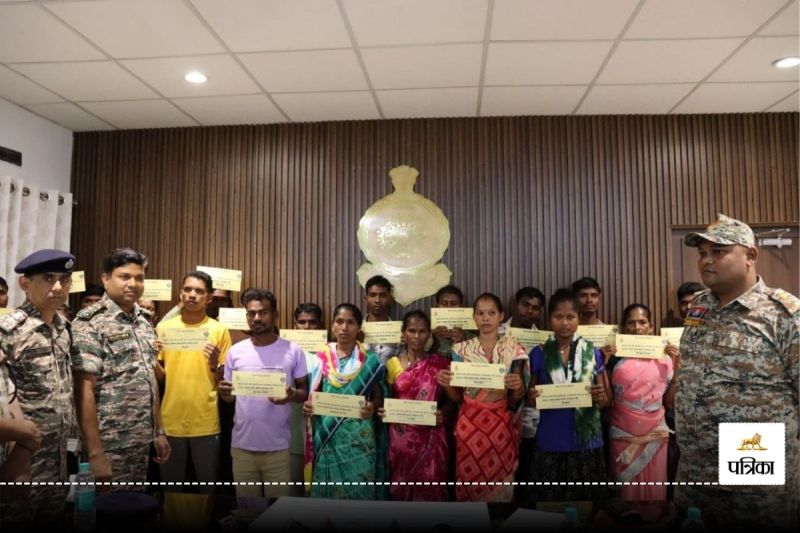 Naxalites Surrender: 26 लाख के 4 इनामी समेत 22 नक्सलियों ने किया सरेंडर, तेजी से घर लौट रहे माओवादी