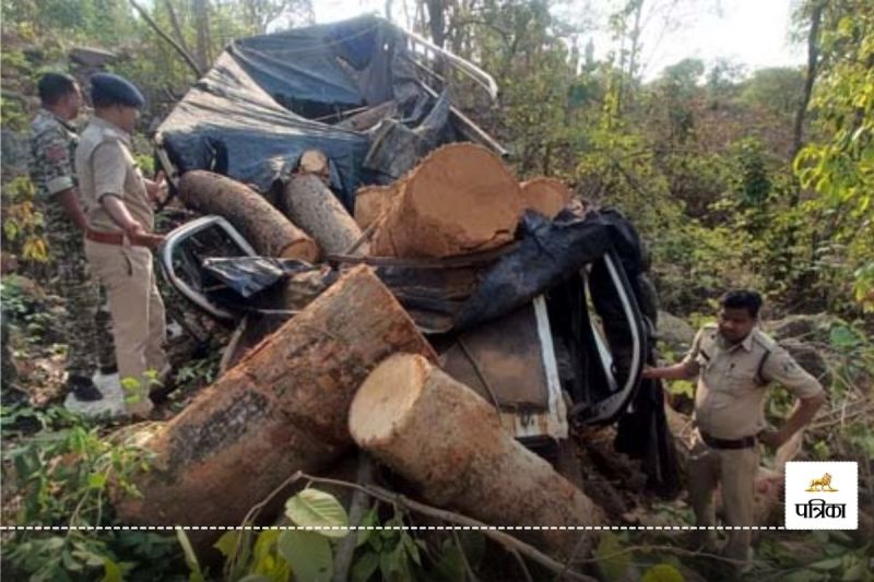 CG Accident News: अनियंत्रित होकर पलटा लकड़ी लोड ट्रक, चालक की हुई मौत, एक घायल