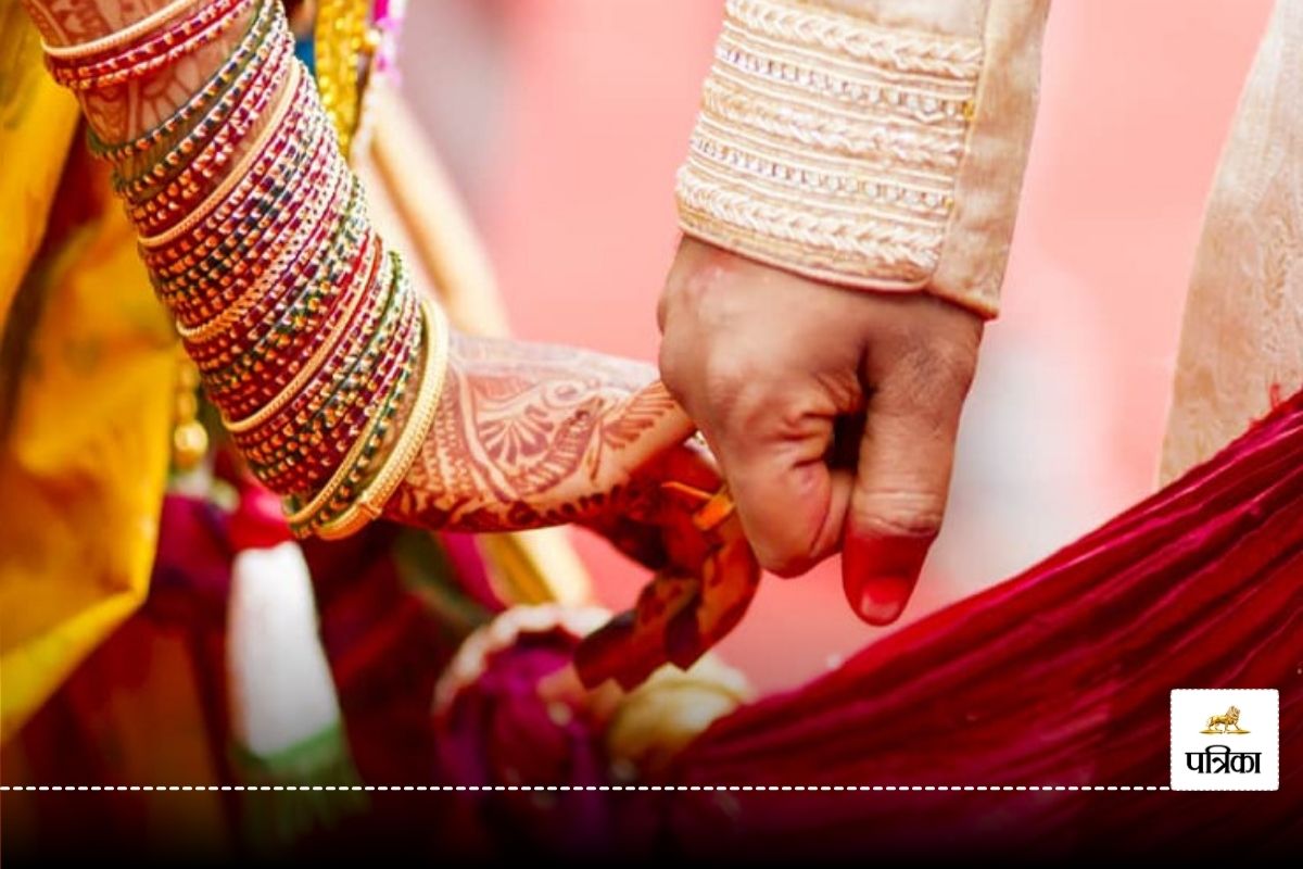 दुल्हनों के चेहरों पर एक माह बाद भी खिल नहीं सकी मुस्कान