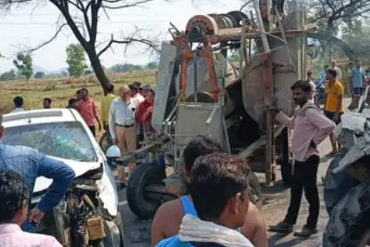 CG Accident News: मिक्सर मशीन से टकराई कार, 10 घायल, तीन को आई गंभीर चोटें