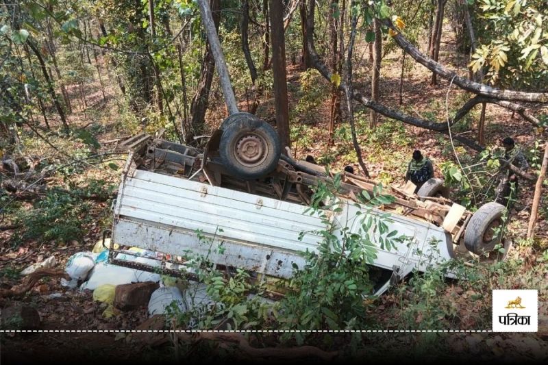CG News: बेकाबू पिकअप खाई में गिरी, 2 की मौके पर मौत, 12 गंभीर