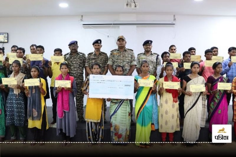 Naxalites surrender: नक्सली संगठन को फिर करारा झटका, 28.50 लाख के 14 इनामी सहित 24 ने की घर वापसी