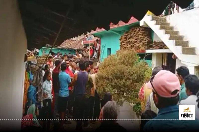 Murder News: महिला की धारदार हथियार से हत्या, घर में खून से लथपथ बेटी ने देखी लाश, इलाके में फैली सनसनी