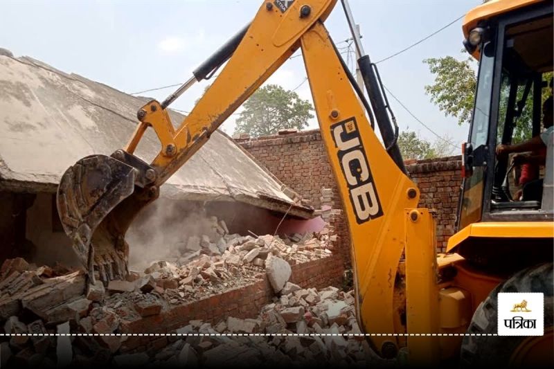 Bulldozer Action in CG: फिर चला प्रशासन का बुलडोजर! एक साथ 23 मकानों को किया ध्वस्त, 10 एकड़ सरकारी जमीन पर था अतिक्रमण