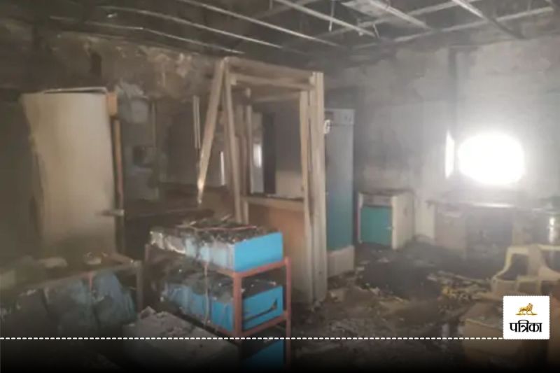 CG Fire News: अस्पताल के ब्लड बैंक में लगी आग, इन्वर्टर बैटरी में हुआ जोरदार ब्लास्ट, मची अफरा-तफरी
