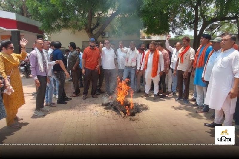 National Herald: राहुल-सोनिया गांधी के खिलाफ भाजयुमो का प्रदर्शन, नारेबाजी कर जलाया पुतला, पुलिस से हुई झूमाझटकी