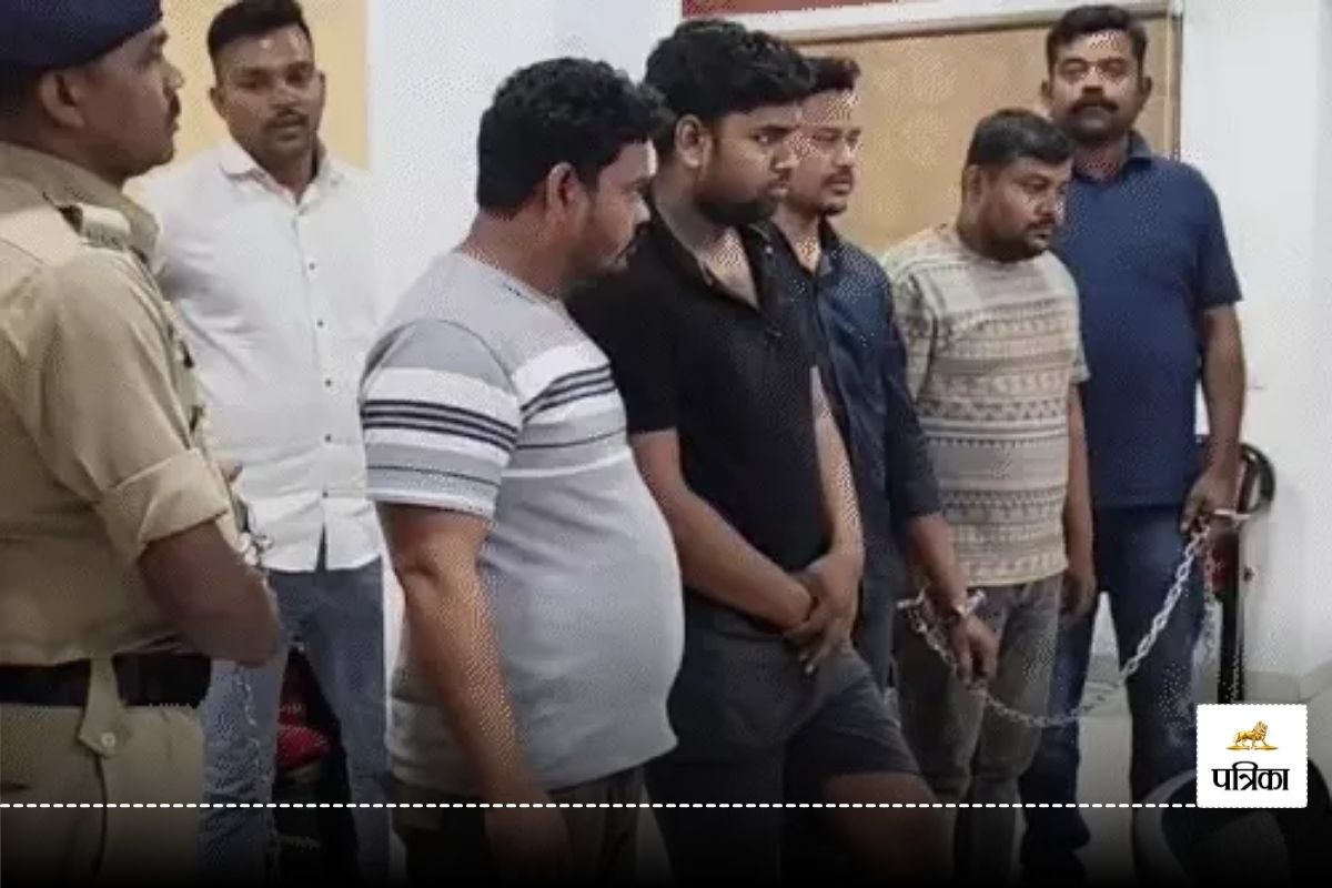 Raipur News: बुर्का पहनकर कपड़ा शोरूम में चोरी करने वाले 4 आरोपी गिरफ्तार, कर्मचारी ने ऐसे रची थी साजिश, CCTV में कैद 30 लाख की चोरी