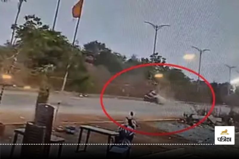 रायपुर में युवती का सिर-धड़ से अलग... डिवाइडर से टकराई स्कूटी, दो अन्य लड़कियां घायल, देखें हादसे का VIDEO