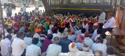 महानरेगा में भुगतान की मांग, कलक्ट्रेट पर किया प्रदर्शन