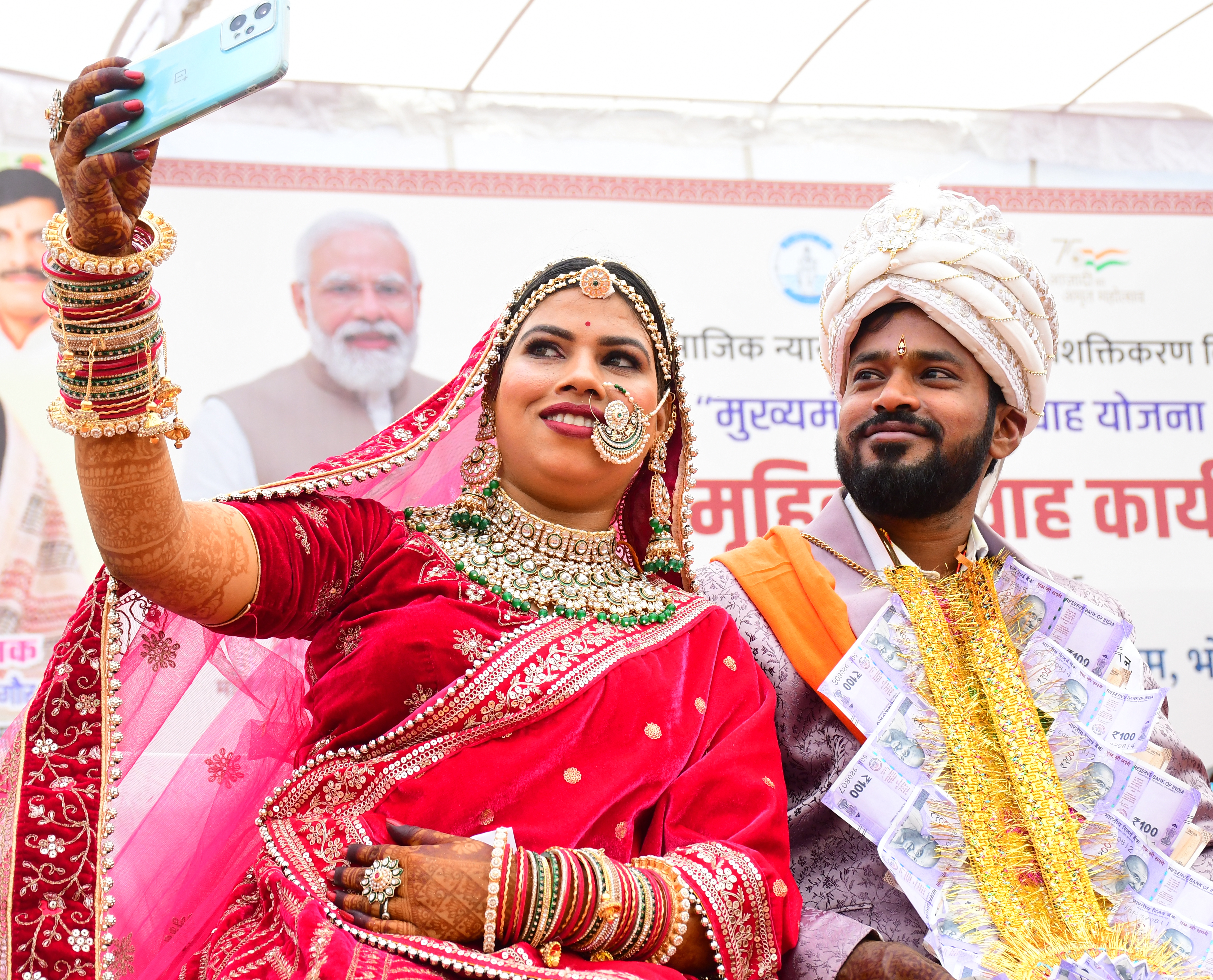 अक्षय तृतीया पर मुख्यमंत्री कन्या विवाह योजना सामूहिक विवाह में सर्व समाज कन्या
विवाह सम्मेलन का आयोजन में 108 जोड़ो की शादी रीति रिवाज के साथ हुई फोटो देखें