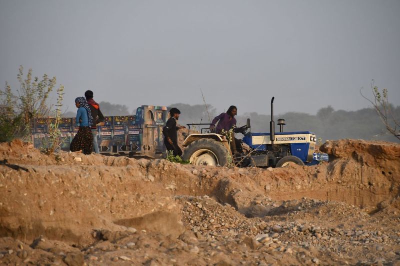 There is not a single lease of gravel in the Banas river, yet tractors full of gravel are coming to the city