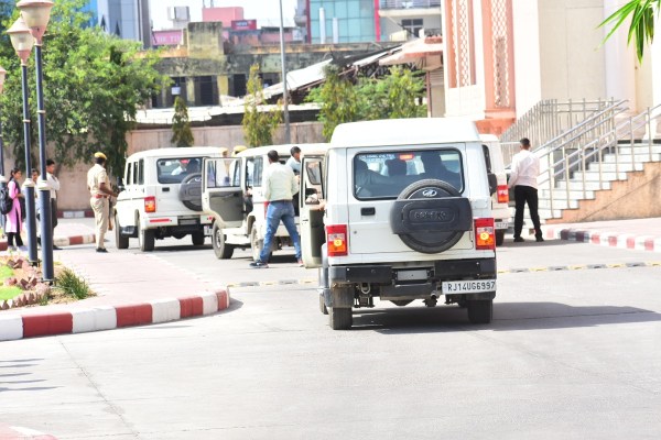 गैंगस्टर आदित्य के खिलाफ भी कई मामले दर्ज हैं। अधिकतर रंगदारी समेत अन्य केस हैं। एक केस फायरिंग करने का भी है। उसकी लोकेशन यूएई में मिली थी। उसके बाद एजीटीएफ टीम उसे लेकर जयपुर पहुंची है।