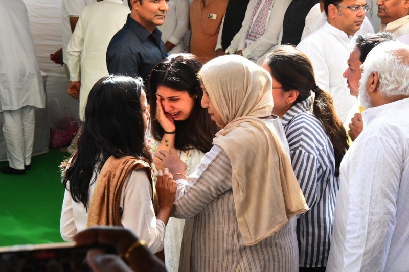 आतंकी हमले में जान गंवाने वाले जयपुर के नीरज की पत्नी आयुषी को संभालते परिजन