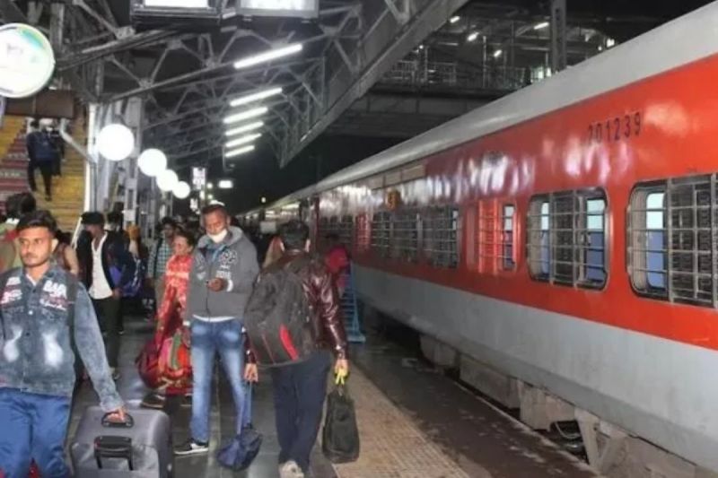 Railway News: रेल यात्रियों को फिर बड़ा झटका! दुर्ग-रायपुर से होकर गुजरने वाली कई ट्रेनें प्रभावित, यहां देखें List