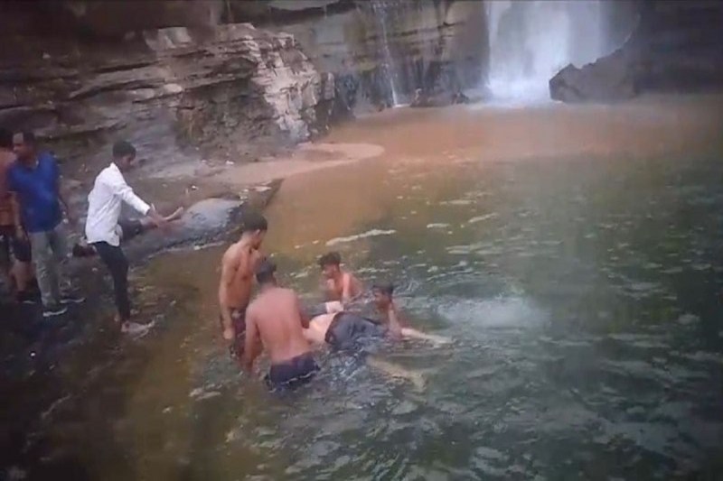 Drowned in waterfall: Video: अमृतधारा वाटरफॉल में नहाते समय डूबने से शहडोल और तेलंगाना के 2 एसईसीएल कर्मी की मौत