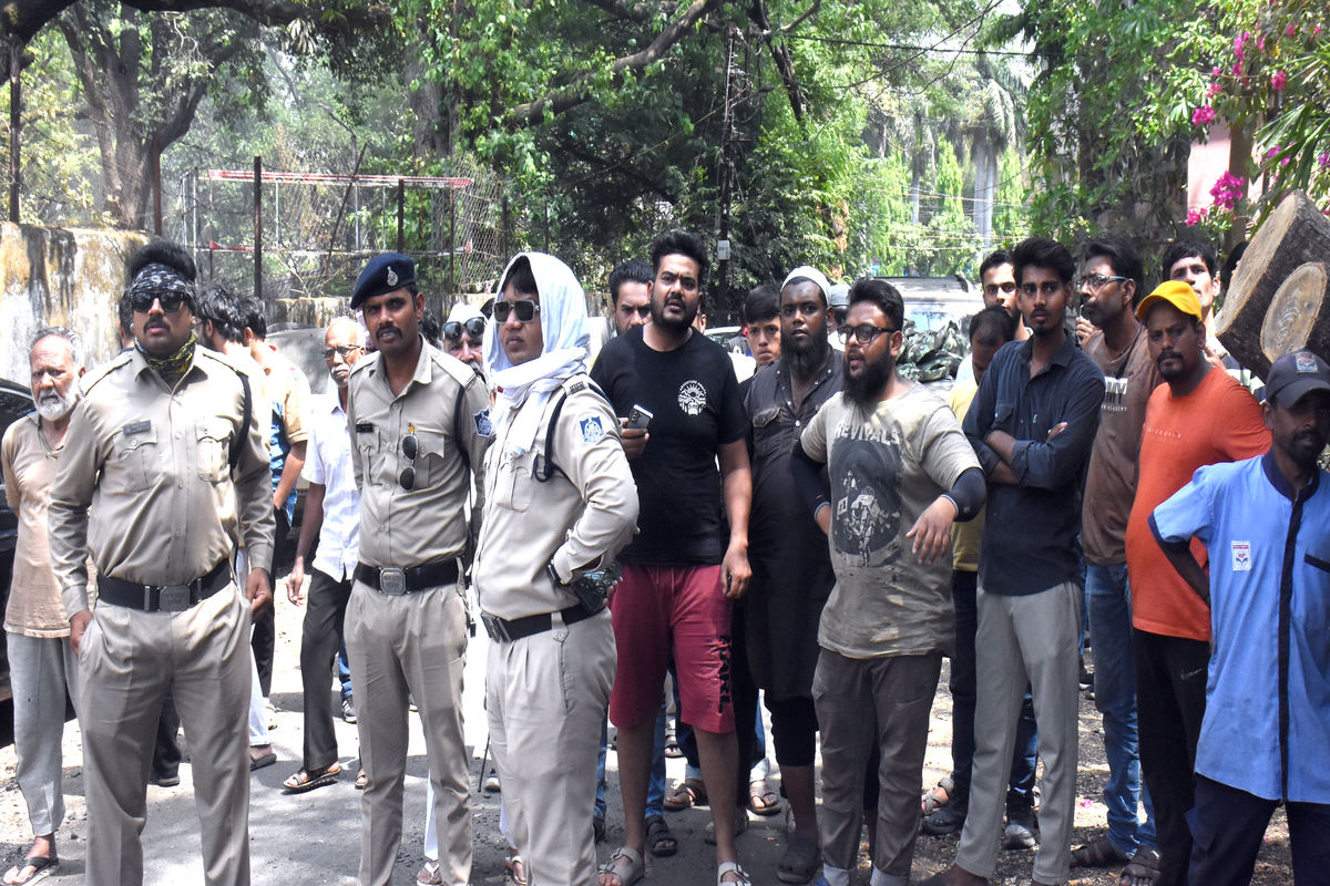 भोपाल@लाइव फोटो थार में लगी आग ,श्यामला हिल्स में घर के बाहर पार्किंग में खड़ी
न्यू कार थार में लगी आग। थार पूरी तरह जलकर हुई  खाक। फोटो सुभाष ठाकुर