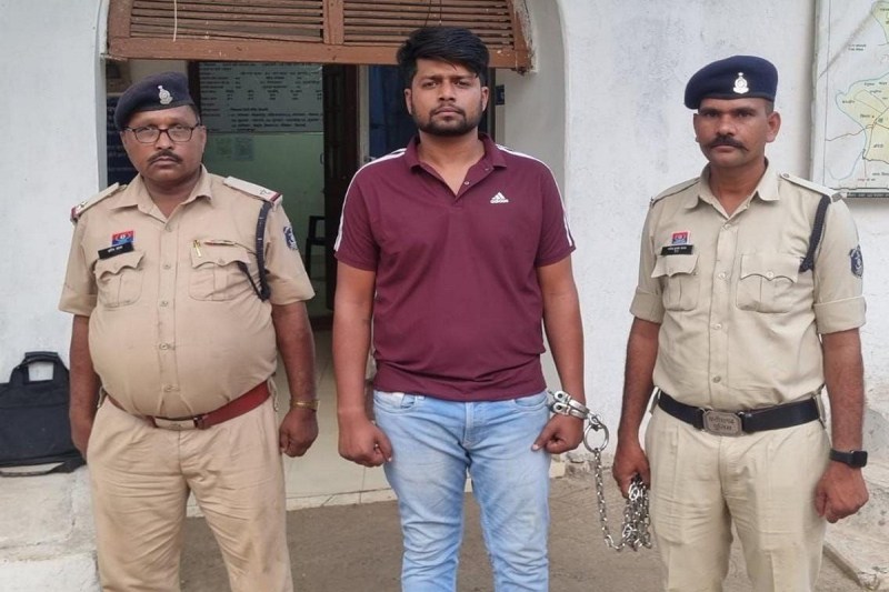 CG News: चप्पल-डंडों से किसान को अधमरा कर फरार मिलर बैतूल से पकड़ाया, मामले में 2 आरक्षक सस्पेंड