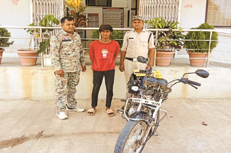 CG News: शराब कोचियों की खबर छापी तो घर से पत्रकार की बाइक पार, नाबालिग समेत 2 गिरफ्तार