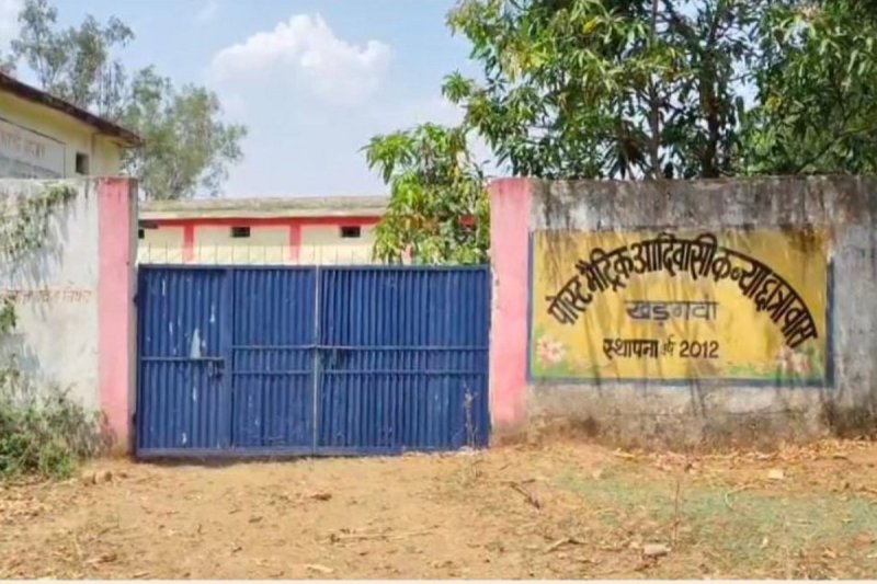 Liquor bottles near Girls hostel: Girls हॉस्टल के बगल में मिलीं शराब की खाली बोतलें, सुरक्षा पर सवाल, मंत्री व एसडीएम के दफ्तर भी यहीं