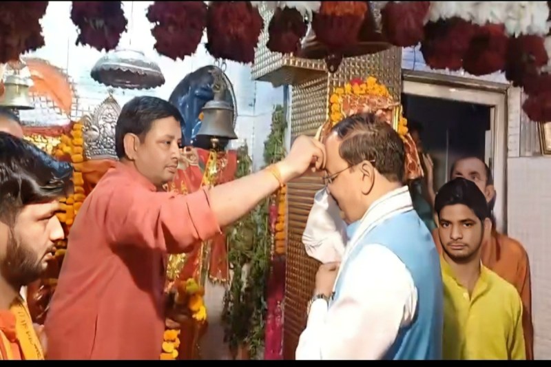 हनुमान जन्मोत्सव पर हजरतगंज के दक्षिणमुखी हनुमान मंदिर पहुंचे डिप्टी सीएम