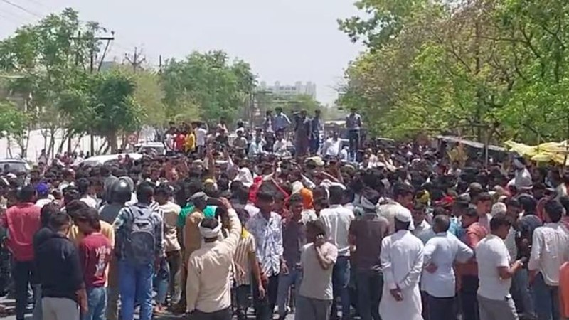 Highway jammed by keeping dead body on road in Moradabad