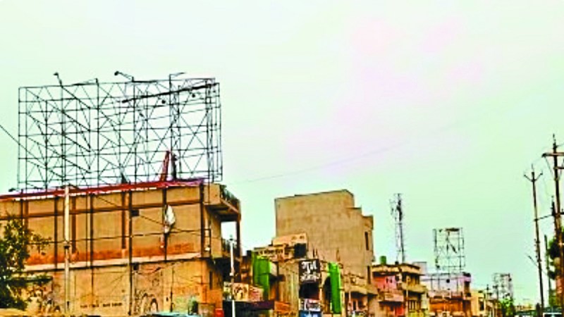 बालोद जिला मुख्यालय में दिनों दिन होर्डिंग की संख्या बढ़ रही है। बड़े-बड़े भवनों में होर्डिंग लगाए जा रहे हैं। ऊंचे भवनों में लगी होर्डिंग की गुणवत्ता व मजबूती की जांच नहीं की गई है, जो खतरा साबित हो सकते हैं।