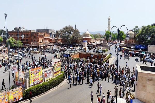 लोगों की आक्रोशित भीड़ छोटी चौपड़ पर प्रदर्शन कर रही है। बता दें कि सोमवार रात को परकोटे के नाहरगढ़ रोड पर बेकाबू कार ने जमकर कहर बरपाया। कार ने 9 लोगों को चपेट में ले लिया। इसके बाद चालक फरार उस्मान खान को गिरफ्तार कर लिया गया है। 