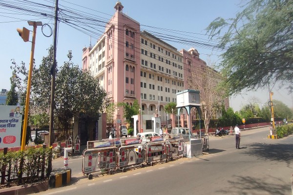 वह रोहित गोदारा और लॉरेंस विश्नोई के लिए काम करता था और दुबई से राजस्थान समेत यूपी, हरियाणा, दिल्ली जैसे राज्यों में रोहित एंड कंपनी का काम देखता था। 