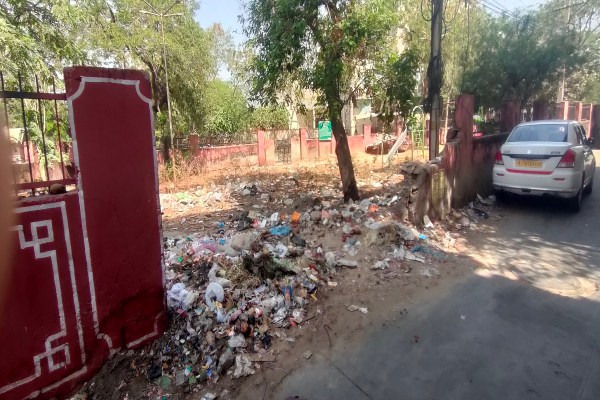 जयपुर पैलेस होटल के सामने लक्ष्मी मंदिर के पास स्थित पार्क देखरेख के अभाव में बदहाल हो गया है। पार्क की दीवारें तोड़कर निजी उपयोग में लिया जा रहा है। पार्कों का मूल उद्देश्य ही खत्म होता नजर आ रहा है। 