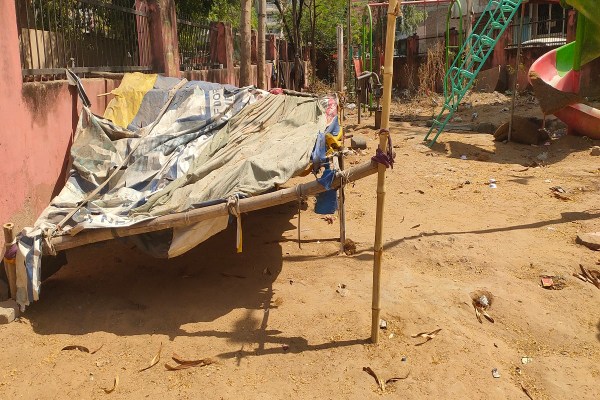 स्थानीय नागरिकों ने इस समस्या को लेकर कई बार नगर निगम में शिकायत दर्ज करवाई, लेकिन अब तक कोई ठोस कदम नहीं उठाया गया है। निवासियों ने मांग की है कि पार्कों की मरम्मत कराकर उनकी सुरक्षा सुनिश्चित की जाए।