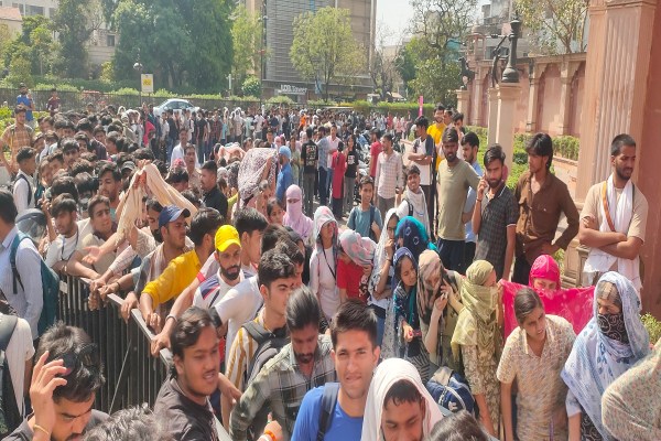 जयपुर में आईपीएल के पहले मुकाबले से पहले युवाओं में जोश परवान पर है। खास बात यह है कि विद्यार्थी अपनी आईडी कार्ड दिखाकर 1500 रुपए का टिकट महज 500 में खरीद सकते हैं। 