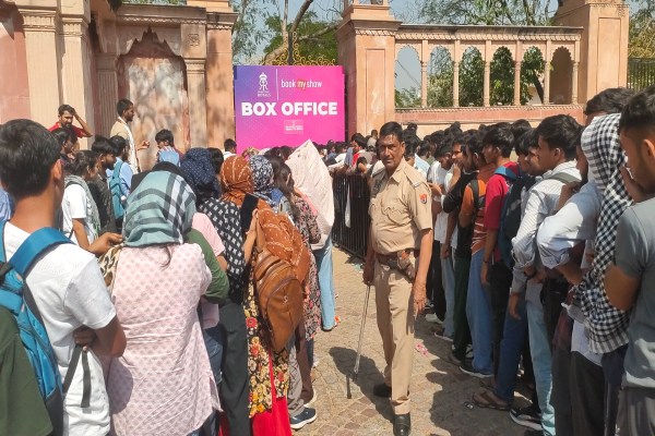 इंडियन प्रीमियर लीग के टिकटों की बिक्री सुबह से शुरू होते ही जयपुर में क्रिकेट प्रेमियों में जबरदस्त उत्साह देखने को मिला। एसएमएस स्टेडियम में टिकट खिड़की खुलने से पहले ही बड़ी संख्या में युवा जुट गए। 