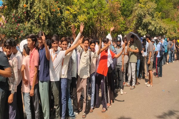 तेज़ धूप और गर्मी के बावजूद युवाओं का जोश कम नहीं हुआ। कई लोग सुबह-सुबह ही कतार में लग गए थे, ताकि उन्हें अपनी मनपसंद टीम का मैच देखने का मौका मिल सके। 