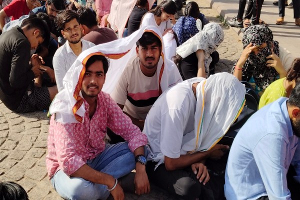 टिकट खिड़की के बाहर लंबी-लंबी लाइनें लगी रहीं और कुछ को घंटों इंतजार करना पड़ा। स्टेडियम के बाहर अफरा-तफरी का माहौल भी दिखा, लेकिन प्रशंसकों की उत्सुकता में कोई कमी नहीं आई। 