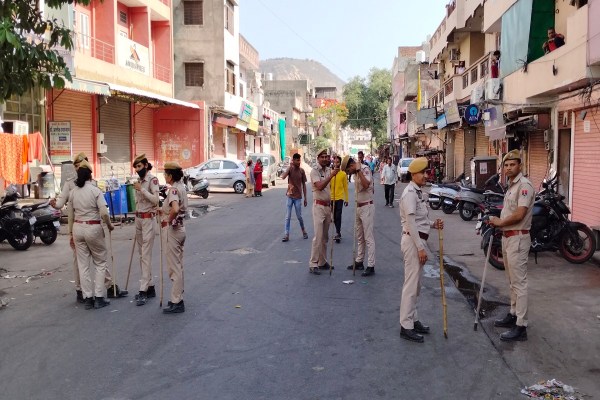 पुलिस व प्रशासन के आलाधिकारी मौके पर मौजूद है। भारी पुलिस फोर्स को तैनात किया गया है। बताया जा रहा है कि आस-पास के सभी पुलिस थानों का जाप्ता लगाया गया है।