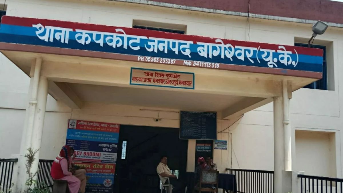 In Bageshwar, the accused of molesting teenage girls by making them stand like a rooster attacked the police